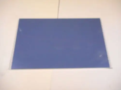 Blaues, flaches Bauteil aus Kunststoff auf weißem Untergrund, möglicherweise eine Abdeckung oder Haube, erkennbar als Teil eines Remeha-Produkts.